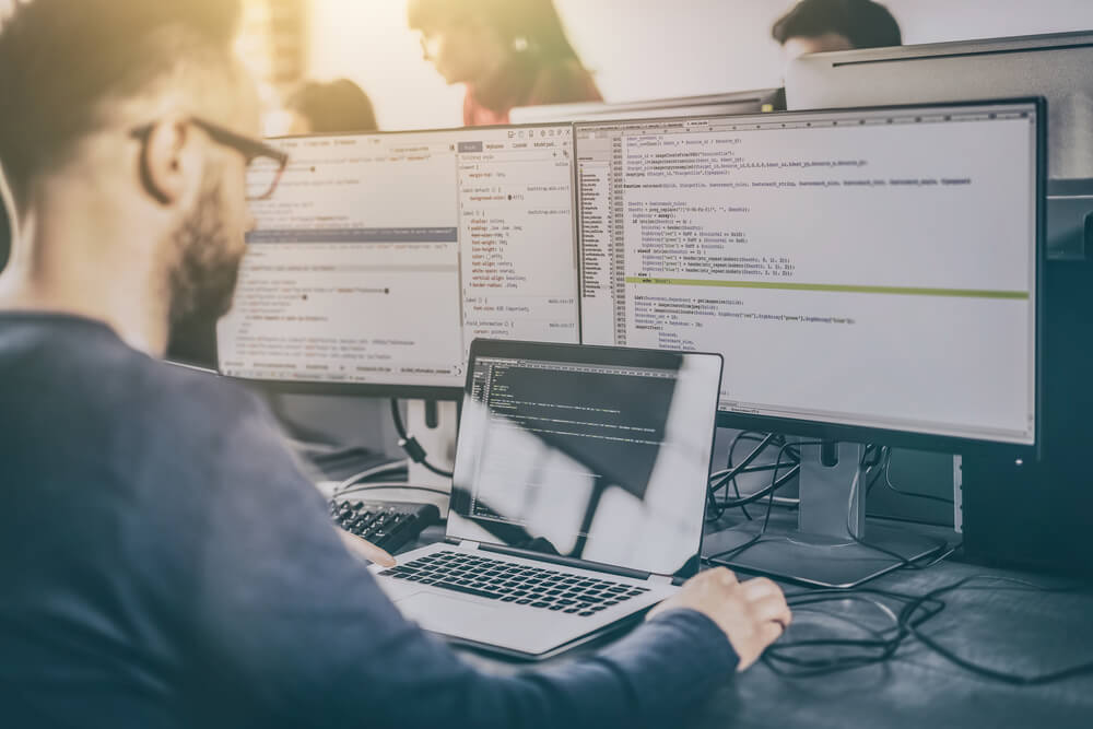 Разработчик работает над сайтом